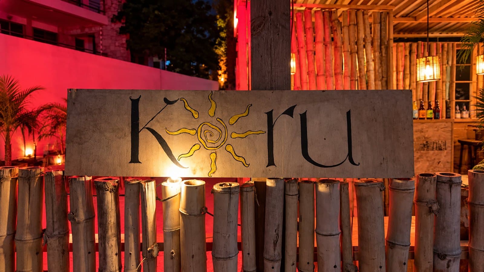 Letrero original de KORU pintado a mano