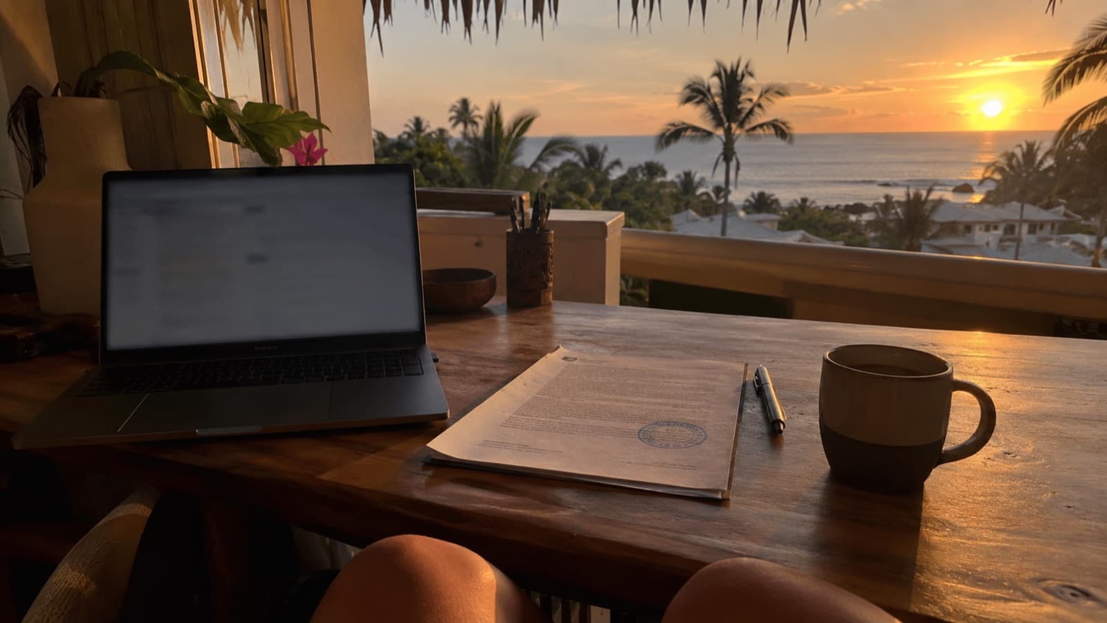 Documento de registro de marca sobre un escritorio frente al mar