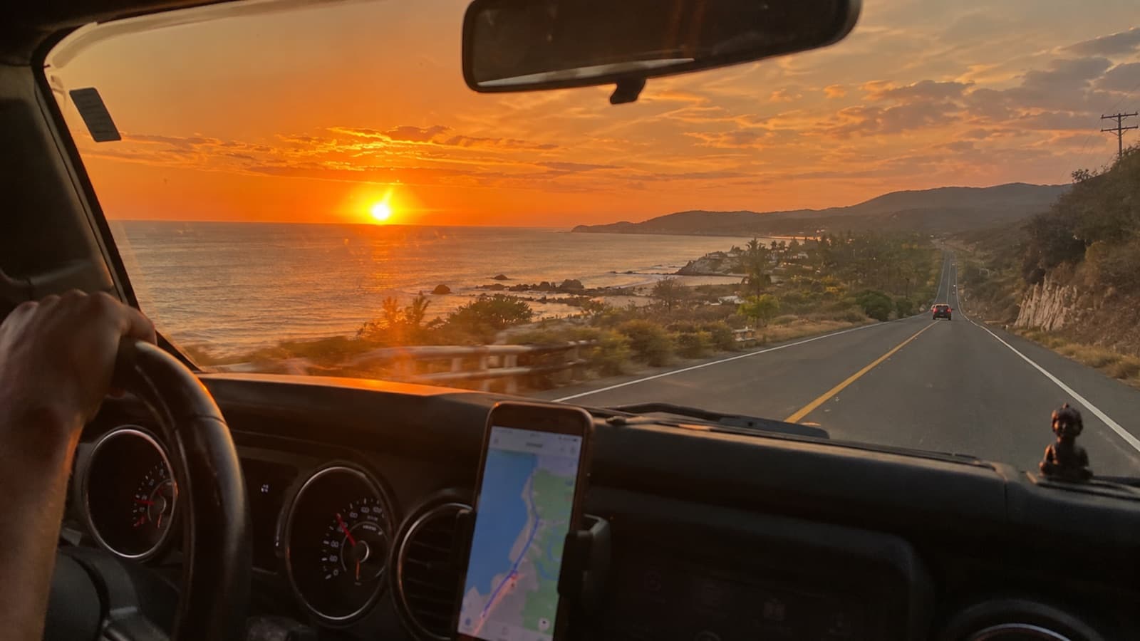 Carretera costera de México al atardecer desde un jeep